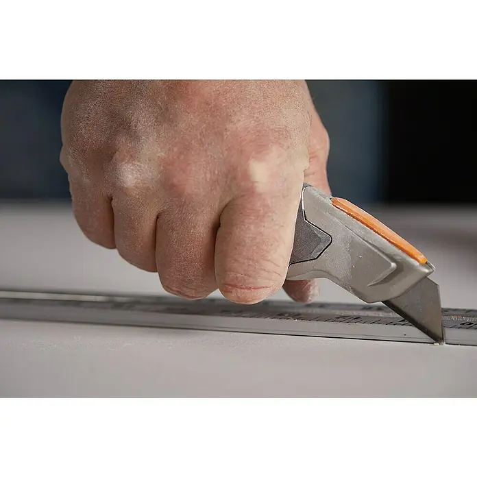 Fiskars CarbonMax Cuttermesser mit feststehender Klinge - 5 Klingenpositionen - Anwendungsbeispiel