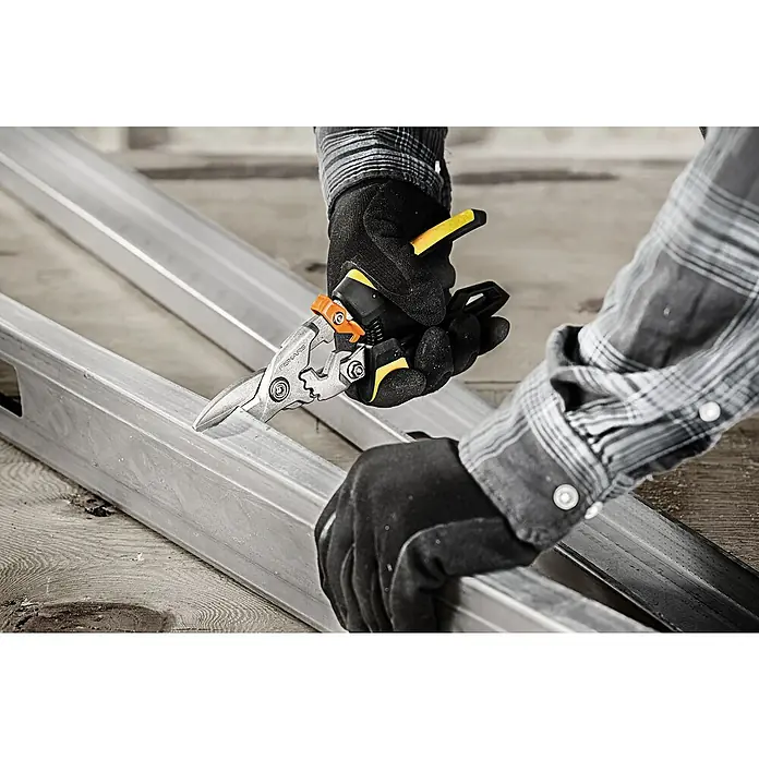 Fiskars PowerGear Blechschere - Länge: 29,5 cm, Schnittlänge: 38,1 mm, Gerade, Schwarz/Gelb - Anwendungsbeispiel