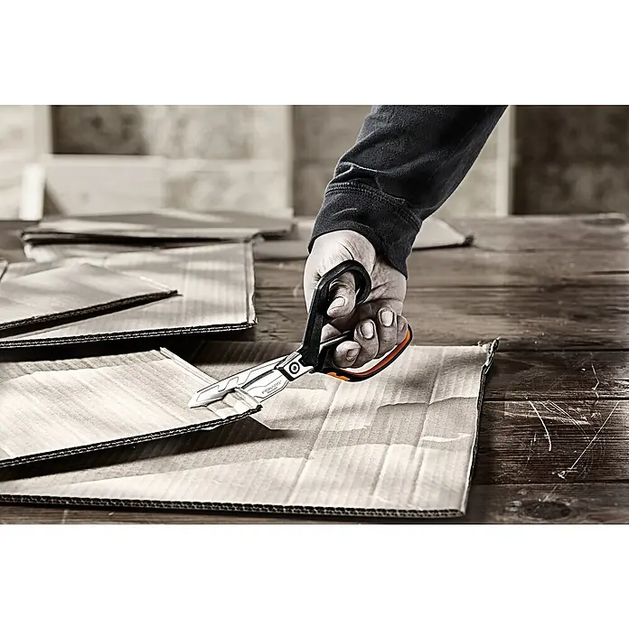Fiskars PowerArc Tijeras de trabajo 1027206 - Largo: 210 mm, Longitud de corte: 83 mm, Negro/Naranja - Producto en uso