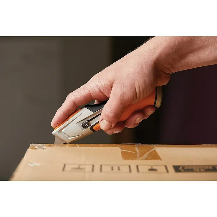 Fiskars CarbonMax Cúter universal - 5 posiciones de cuchilla - Producto en uso
