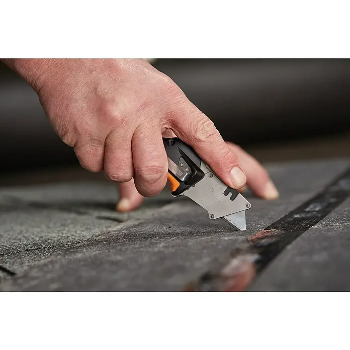Fiskars CarbonMax Klappmesser - Art Klinge: Trapezklinge, Ergonomischer Griff - Anwendungsbeispiel