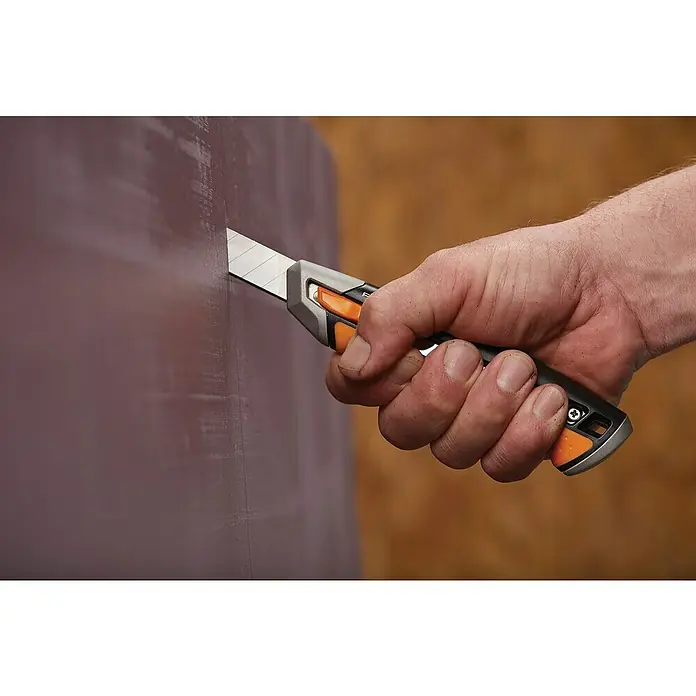 Fiskars CarbonMax Cuttermesser - Klingenbreite: 18 mm, Orange/Schwarz - Anwendungsbeispiel