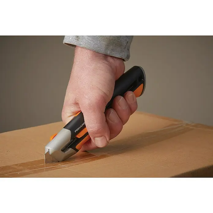 Fiskars CarbonMax Cuttermesser - Klingenbreite: 25 mm - Anwendungsbeispiel