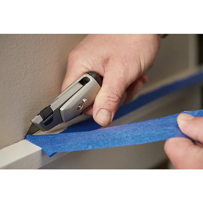 Fiskars CarbonMax Cúter Pintor - Tipo de cuchilla: Cuchilla trapezoidal, 3 posiciones de la cuchilla, Negro/Naranja - Producto en uso