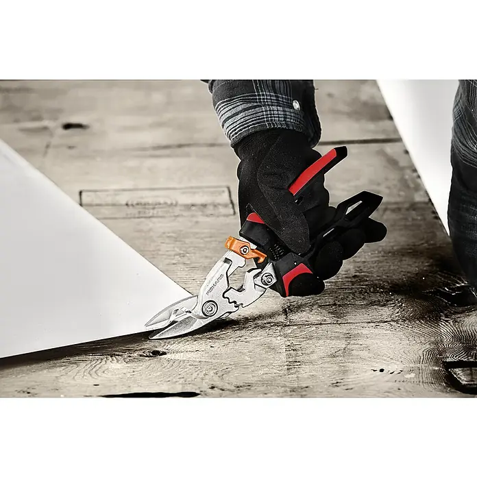Fiskars PowerGear Tijeras para chapa - Largo: 29 cm, Longitud de corte: 38,1 mm, Corte a derecha, Negro/Rojo - Producto en uso