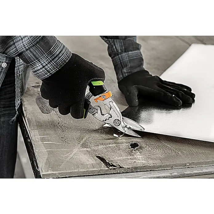 Fiskars PowerGear Tijeras para chapa - Largo: 29 cm, Longitud de corte: 38,1 mm, Corte a izquierda, Negro/Verde - Producto en uso