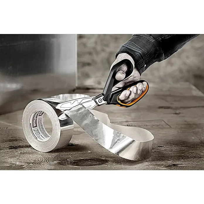 Fiskars PowerArc Tijeras de trabajo - Largo: 260 mm, Longitud de corte: 90 mm, Negro/Naranja - Producto en uso