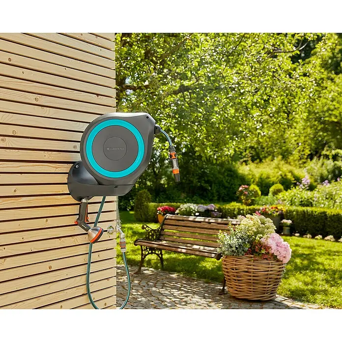 Gardena Portamangueras de pared RollUp S - Longitud del tubo: 15 m - Foto ambiente