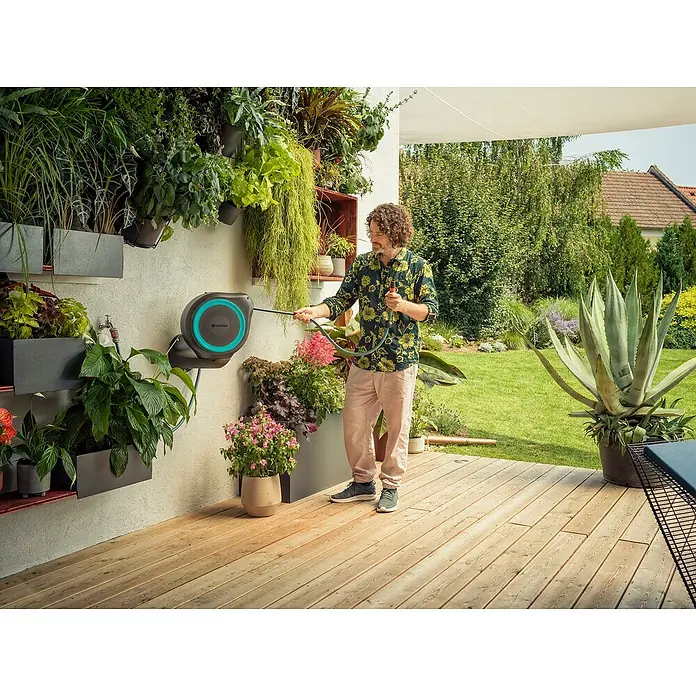 Gardena Zidni namatač za vrtno crijevo - Dužina crijeva: 15 m - Proizvod u upotrebi