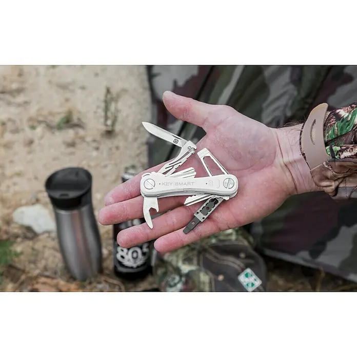 Nite Ize Llavero Key Smart Pro - Largo: 9,2 cm, Acero, 14 Llaves - Producto en uso