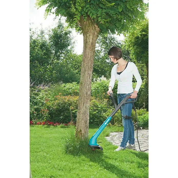 Gardena Električni trimer za travu SmallCut 300/23 - 300 W, Širina reza: 23 cm - Proizvod u upotrebi
