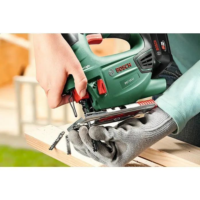 Bosch 18 V Power for All Sierra de calar de batería PST18Li 18V-Li - 18 V, Iones de litio, Sin batería, Número de carreras marcha en vacío: 0 - 2.400 carreras/min - Producto en uso