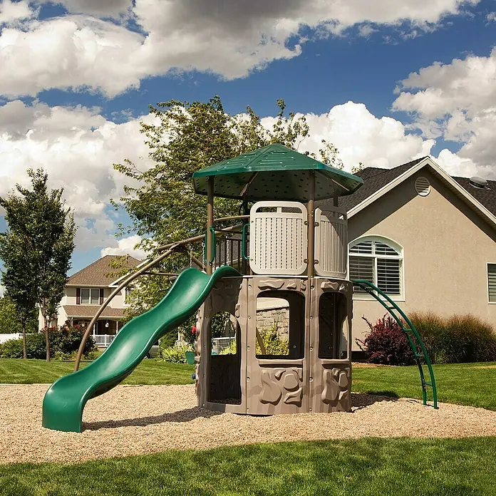 Lifetime Kinderspielturm - 590 x 490 x 331 cm, HDPE-Kunststoff - Stimmungsaufnahme