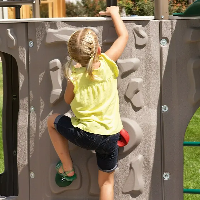 Lifetime Kinderspielturm - 590 x 490 x 331 cm, HDPE-Kunststoff - Anwendungsbeispiel