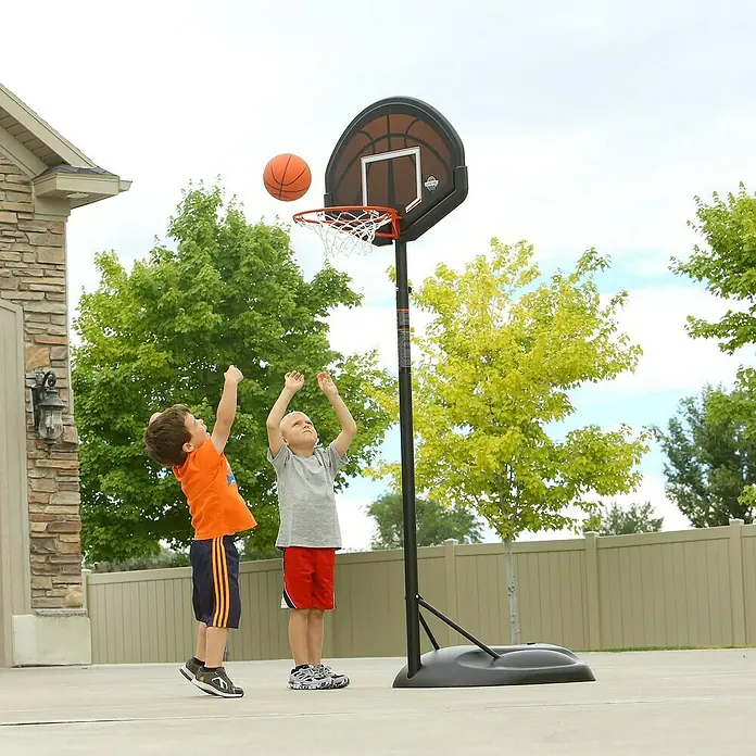 Lifetime Basketballkorb Alabama - 58 x 81 x 225 cm - Anwendungsbeispiel