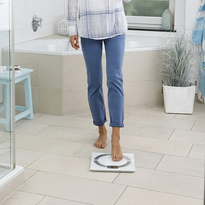 Digitalna vaga BS 444 Connect - D x Š x V: 30 x 30 x 2,3 cm, Bijele boje - Proizvod u upotrebi