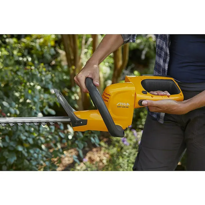 Stiga Akku-Heckenschere SHT 100 AE - 20 V, Li-Ionen, 1 Akku, Schnittlänge: 50 cm - Anwendungsbeispiel