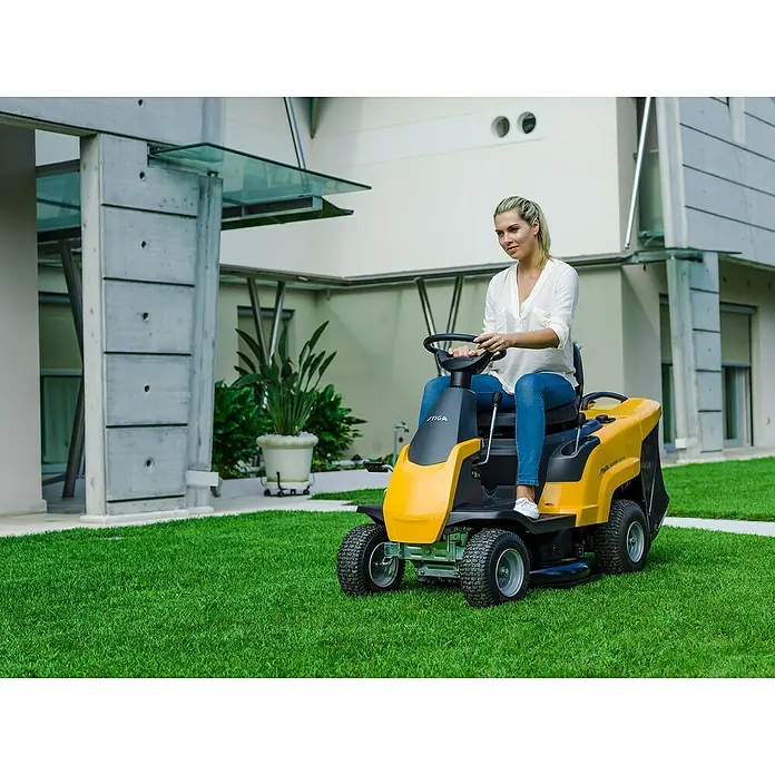 Stiga Zitmaaier Combi 1066 HQ - 224 cm³, Snijbreedte: 66 cm - Toepassingsvoorbeeld