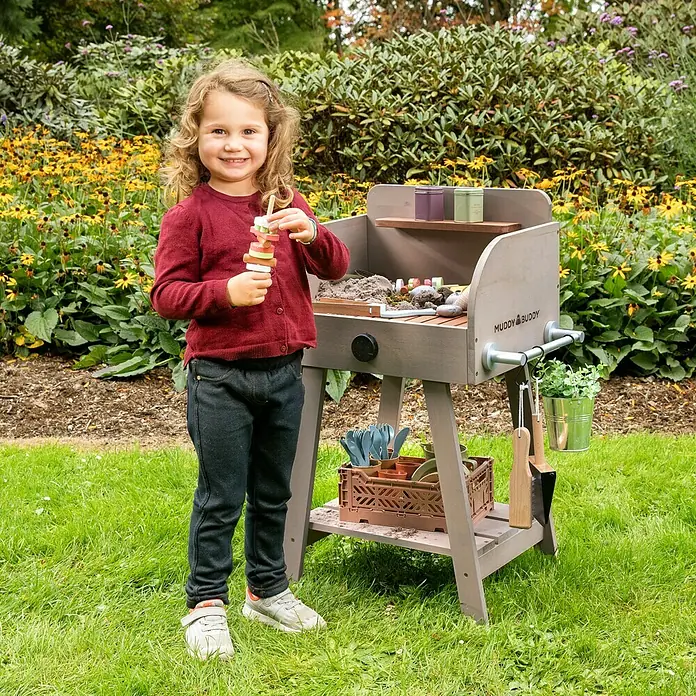 Muddy Buddy Spielgrill BBQ Chef - 68 x 37 x 79 cm, Warmgrau - Anwendungsbeispiel