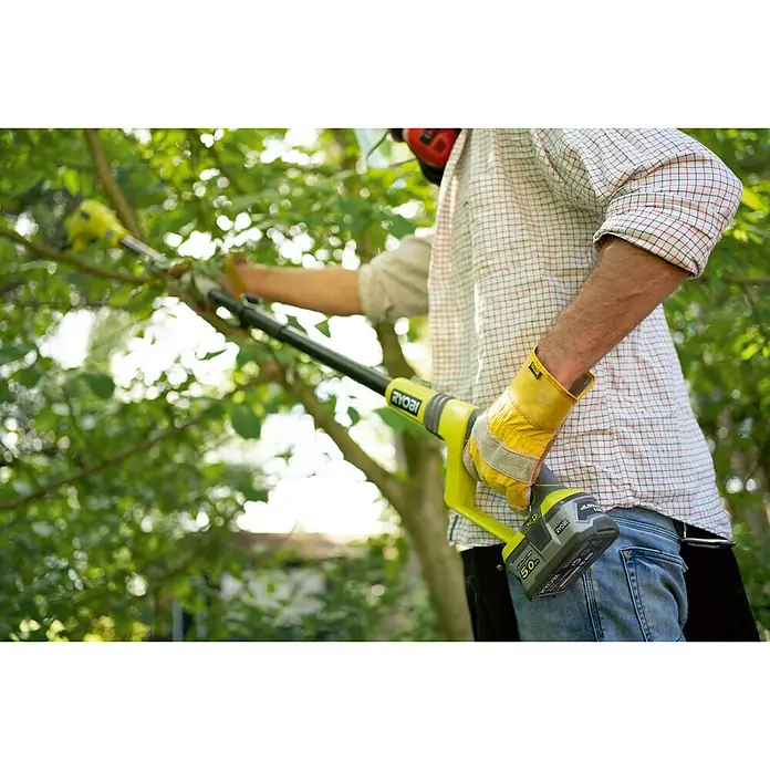 Ryobi ONE+ Podadora telescópica de batería OPP 1820 - 18 V, Iones de litio, Sin batería, Altura de trabajo: 4 m - Producto en uso