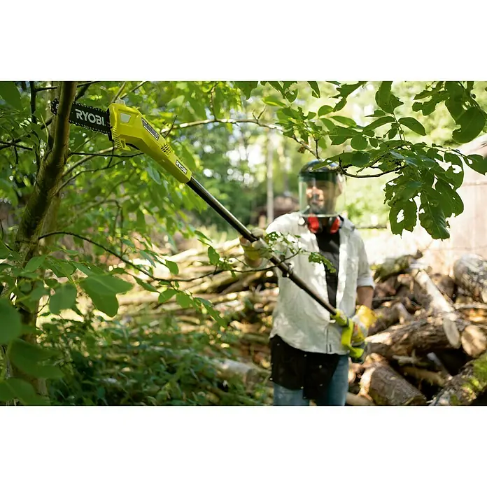 Ryobi ONE+ Podadora telescópica de batería OPP 1820 - 18 V, Iones de litio, Sin batería, Altura de trabajo: 4 m - Producto en uso