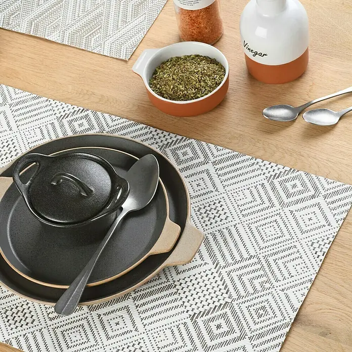 Vénilia Tisch-Set Gewebt - Taupe, L x B: 45 x 30 cm, Kunststoff - Anwendungsbeispiel