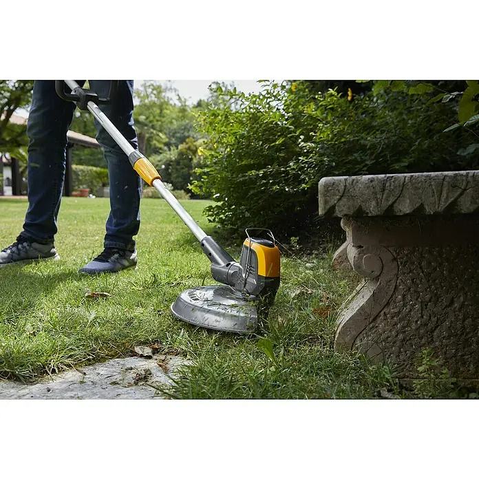 Stiga 500er Serie Accu Grastrimmer - 48 V, Li-ion, Excl. accu, Snijbreedte: 30 cm - Toepassingsvoorbeeld