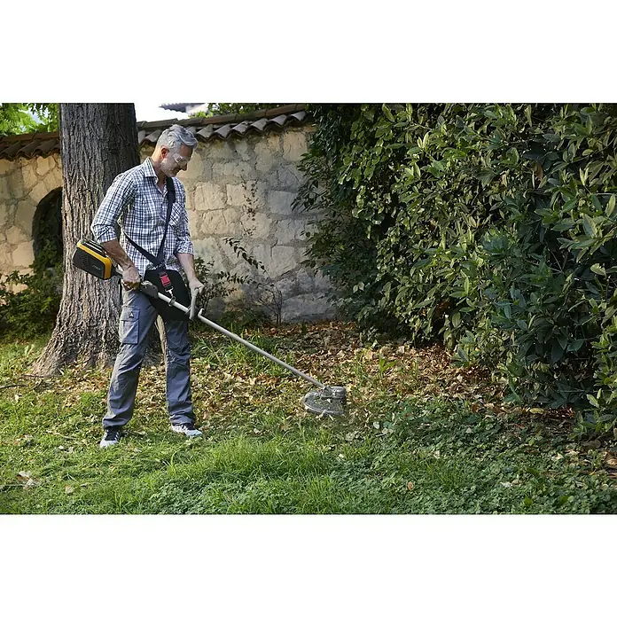 Stiga Accuzeis Akkusense SBC 500 AE - 48 V, Li-ion, Excl. accu, Snijbreedte: 38 cm draad/25,5 cm mes - Toepassingsvoorbeeld