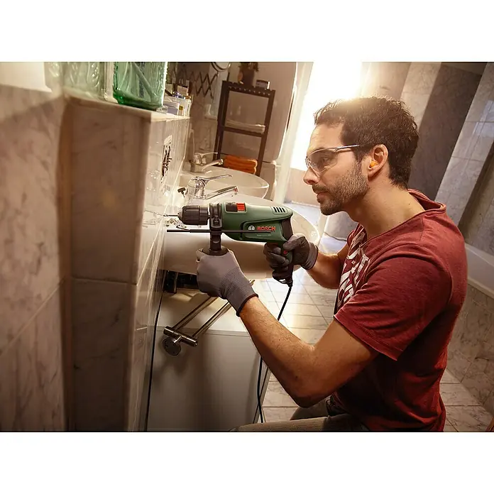 Bosch Taladro percutor EasyImpact 600 - 600 W, Número de revoluciones de marcha en vacío: 0 r.p.m. - 3.000 r.p.m. - Producto en uso