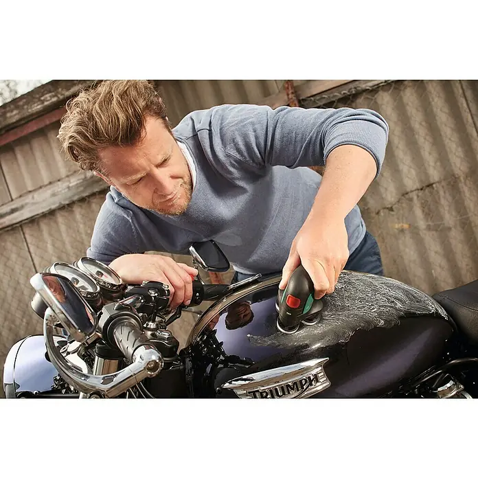 Bosch Akku-Tellerschleifer EasyCurvSander 12 - 12 V, 1 Akku, 2 Ah, Leerlaufschwingzahl: 800 U/min - 1.800 U/min - Anwendungsbeispiel
