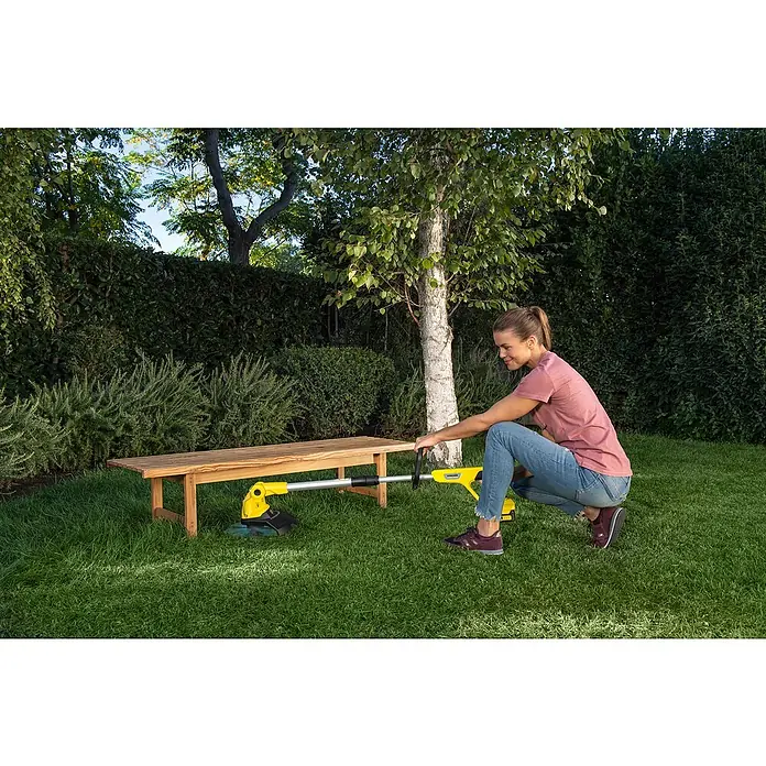 Kärcher Akku-Rasentrimmer LTR 18-30 Battery Set - 18 V, Li-Ionen, 1 Akku, Schnittbreite: 30 cm - Anwendungsbeispiel