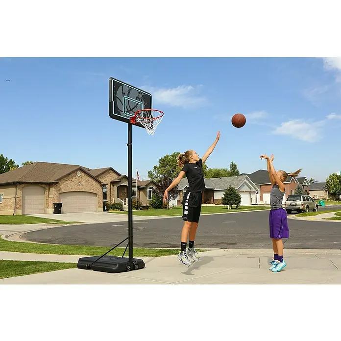 Lifetime Basketballkorb Texas - 76 x 112 x 304 cm - Anwendungsbeispiel