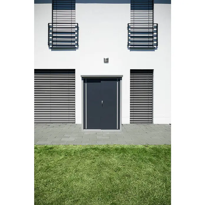 Trimetals Geräteschrank Guardian D43 - Außenbreite inkl. Dachüberstand: 136 cm, Außentiefe inkl. Dachüberstand: 98 cm, Stahl, Lichtgrau, Anthrazit - Stimmungsaufnahme