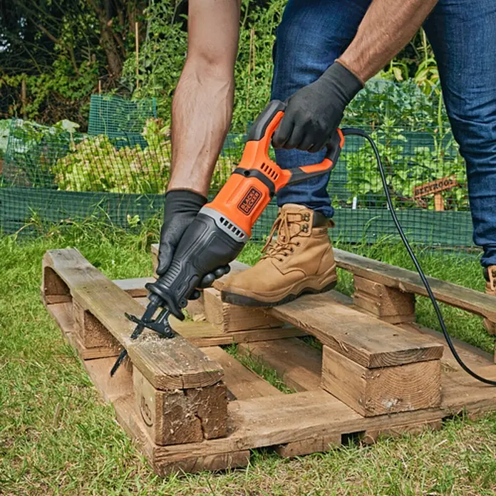 Black+Decker Sierra de sable BES301-QS - 750 W - Producto en uso
