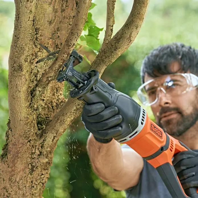 Black+Decker Sierra de sable BES301-QS - 750 W - Producto en uso