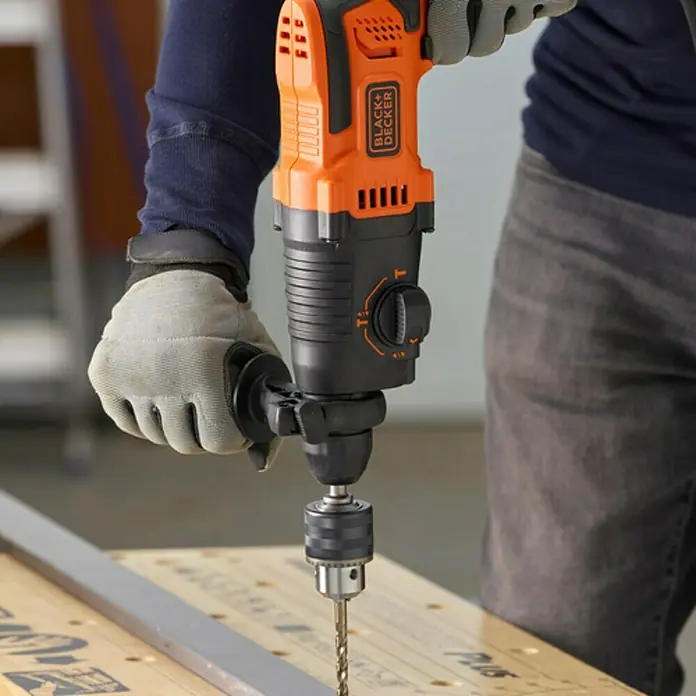 Black+Decker Martillo combinado BEHS01K-QS - 650 W, Número de revoluciones de marcha en vacío: 1.600 r.p.m., Energía de percusión: 1,4 J - Producto en uso