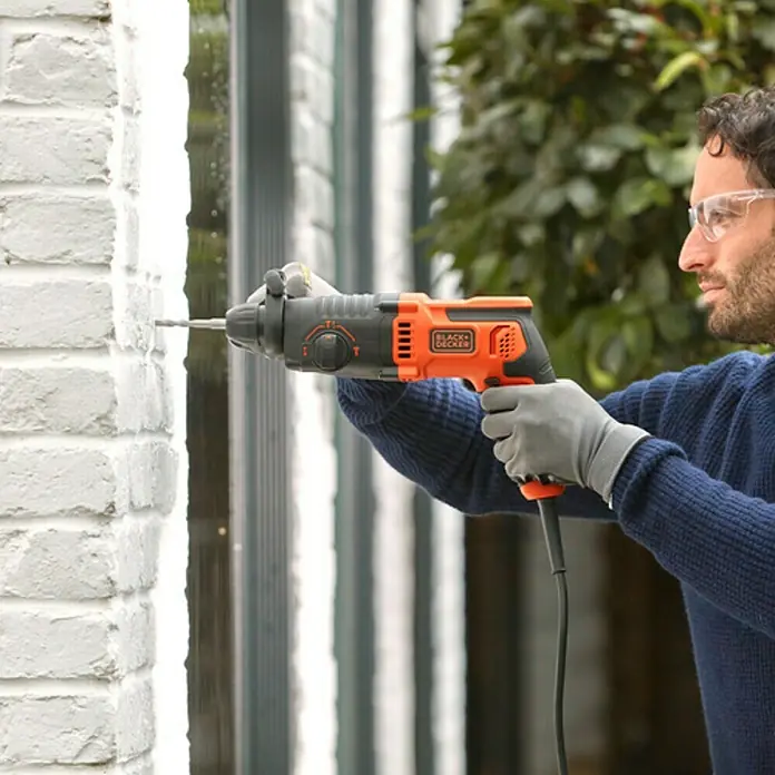 Black+Decker Martillo combinado BEHS01K-QS - 650 W, Número de revoluciones de marcha en vacío: 1.600 r.p.m., Energía de percusión: 1,4 J - Producto en uso