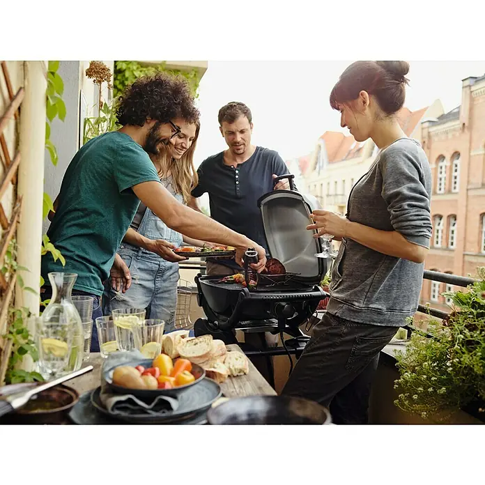 Weber Elektrogrill Q 2400 Stand - 2,2 kW, Hauptgrillfläche: 54 x 39 cm - Stimmungsaufnahme