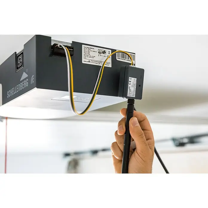 Schellenberg Smartphone-Garagentoröffner mit LED - Passend für: Schellenberg Garagen- und Außentorantriebe, Hörmann Garagentorantriebe Ecostar Liftronic 500/700/800, Chamberlain Garagentorantriebe ML510EV/ML700EV/ML1000EV, Interne Stromversorgung - Anwendungsbeispiel