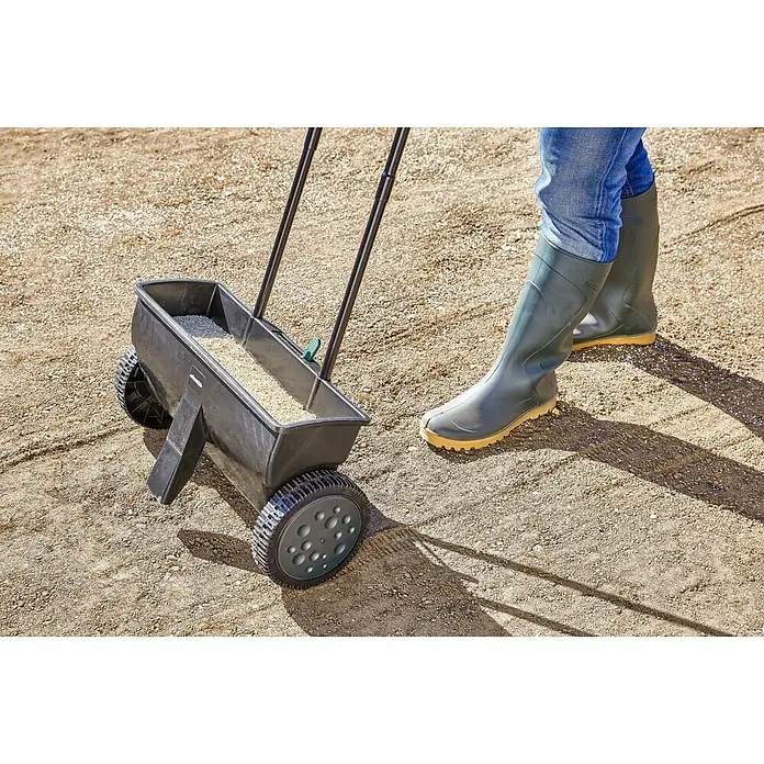 Gardol Carro esparcidor ST 451 - Anchura de dispersión: 45 cm, 12 l - Producto en uso