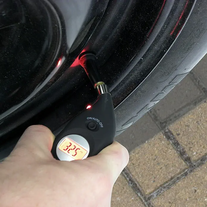 Carpoint Digitale bandenspanningsmeter & Profielmeter Solar - Digitaal, Verlichte display - Toepassingsvoorbeeld