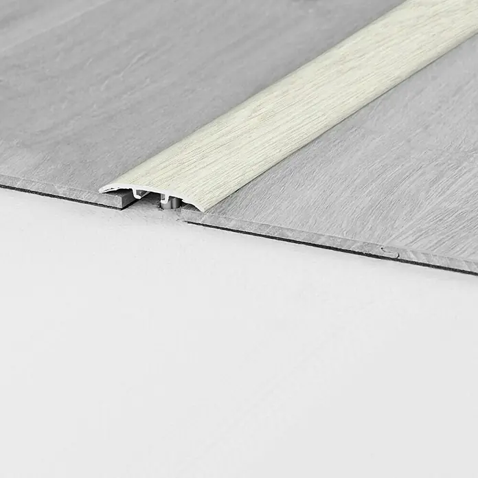 LOGOCLIC Universalprofil 3in1 Creamy Oak - 0,9 m x 37 mm x 4,5 mm, Montageart: Schrauben - Detailaufnahme