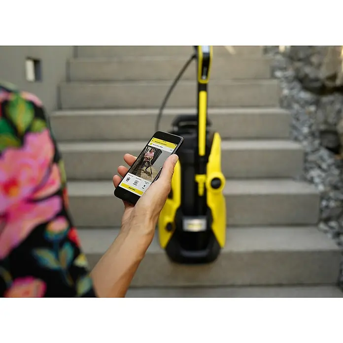 Kärcher Hidrolimpiadora de alta presión K 5 Premium Smart Control - 2.100 W, Presión máx.: 145 bar, Capacidad de bombeo: Máx. 500 l/h - Producto en uso