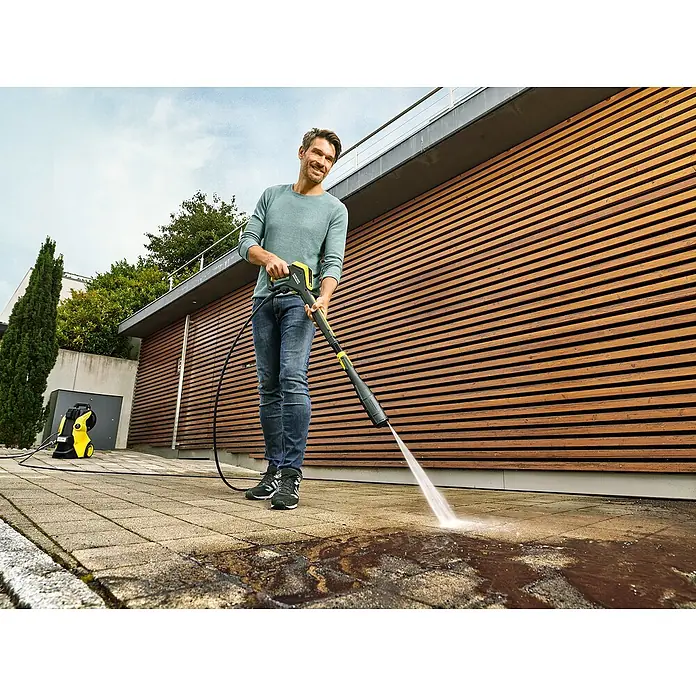 Kärcher Hidrolimpiadora de alta presión K 5 Premium Smart Control - 2.100 W, Presión máx.: 145 bar, Capacidad de bombeo: Máx. 500 l/h - Producto en uso