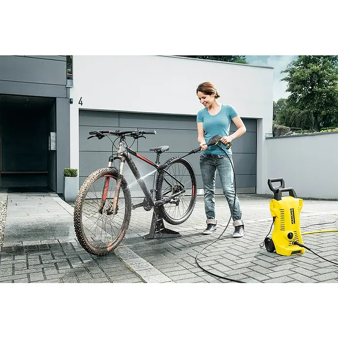 Kärcher Hidrolimpiadora de alta presión K2 Power Control - 1.400 W, Presión máx.: 110 bar, Capacidad de bombeo: Máx. 360 l/h - Producto en uso