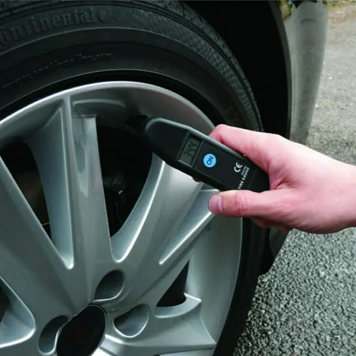 Carpoint Digitale bandenspanningsmeter - Geschikt voor: Autobanden, Digitaal - Close-up