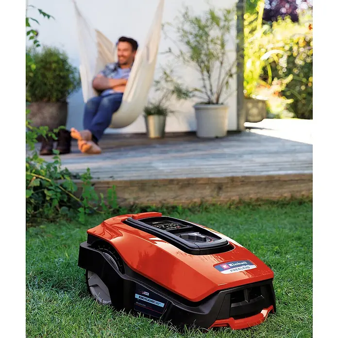 Einhell Power X-Change Mähroboter - inkl. gratis Rasentrimmer - 18 V, 2,5 Ah, Max. Flächenempfehlung: 500 m² - Stimmungsaufnahme