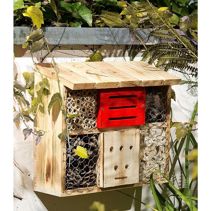 Windhager Insektenhotel Zur Linde - 30 x 13,5 x 27 cm, Naturbraun/Rot - Anwendungsbeispiel