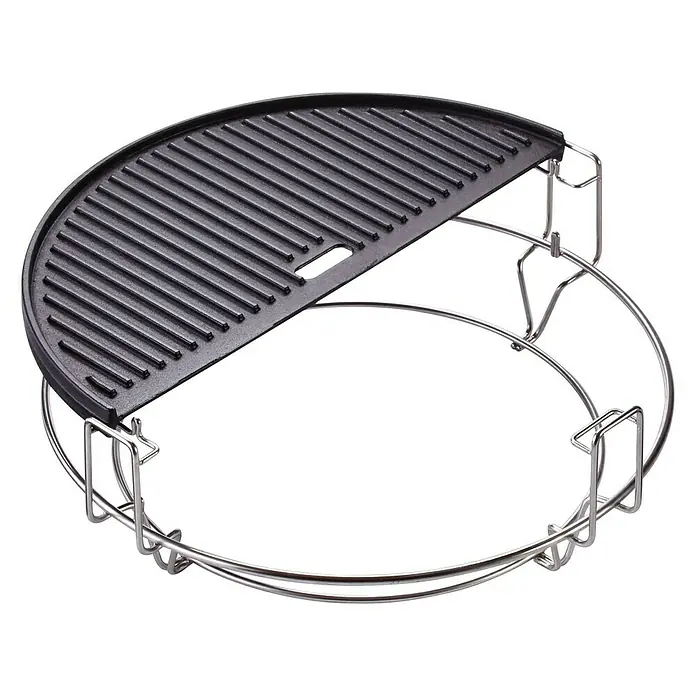 Kamado Joe Grillplatte Doppelseitig halbrund - Gusseisen, Passend für: Kamado Joe Holzkohlegrill Classic, Kamado Joe Holzkohlegrill Classic II - Diagonale Ansicht