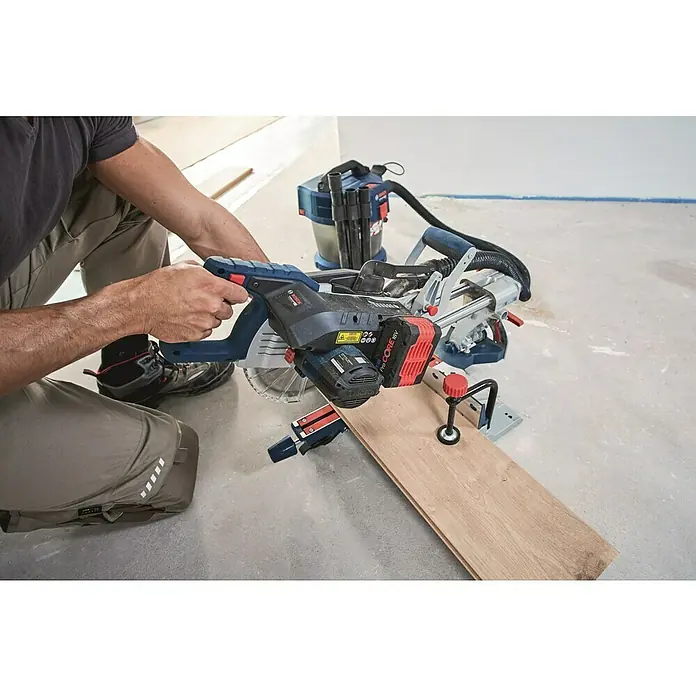 Bosch Professional Biturbo Akku-Kapp- & Gehrungssäge  18V-216 Solo - 18 V, Ohne Akku, Durchmesser Sägeblatt: 216 mm - Anwendungsbeispiel